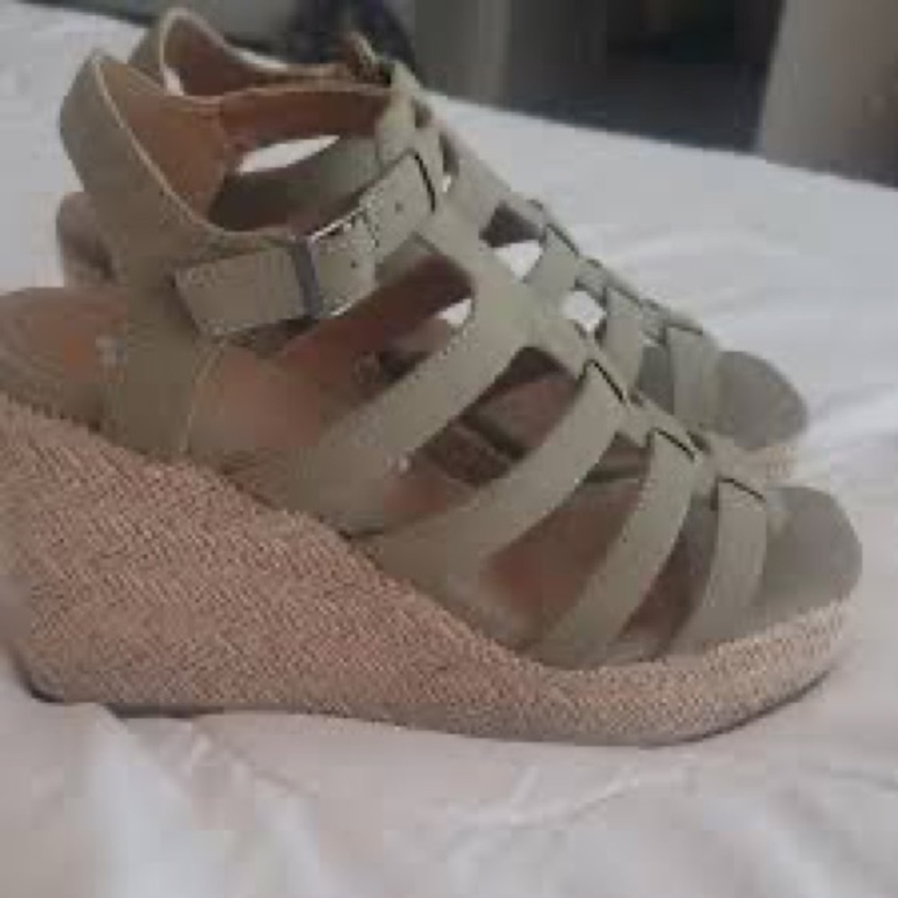 REPORT OLIVE WEDGE SANDALS SIZE 8 1/2